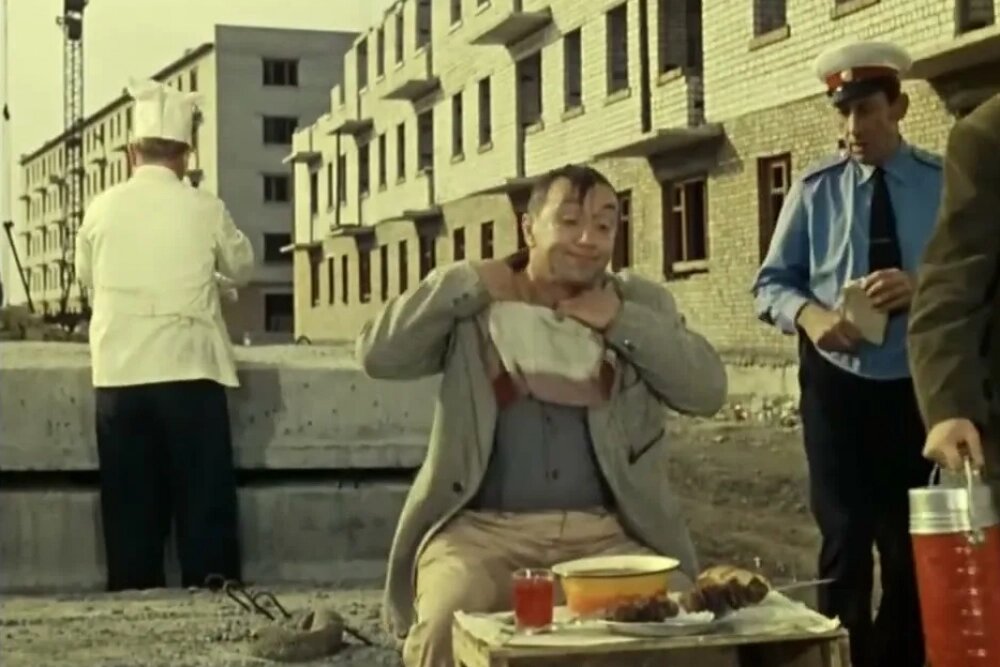    В этой сцене хулигану Феде, арестованному за дебош в автобусе, привозят обед прямо на работу. Кадр из фильма