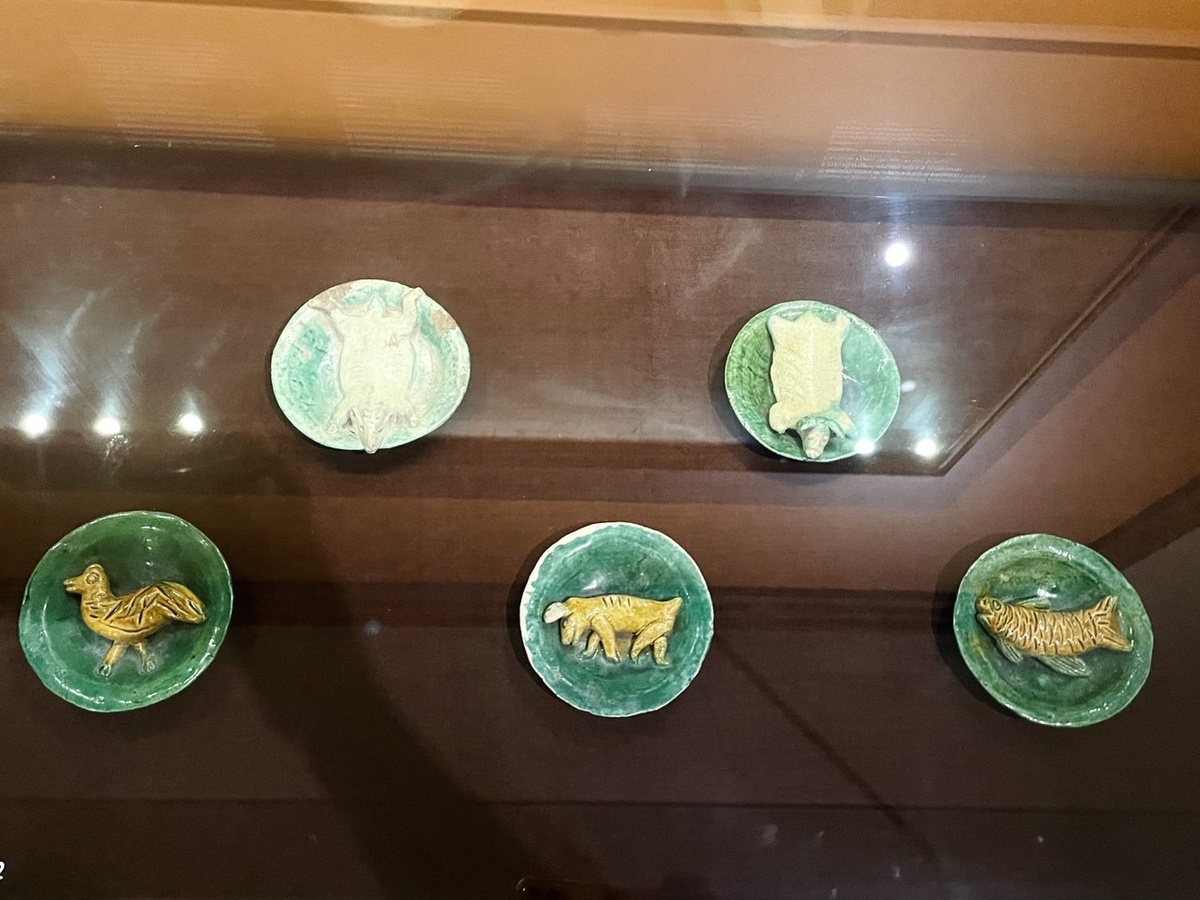 Модели блюд с едой. Керамика, цветная глазурь. Эпоха Мин (1368-1644)