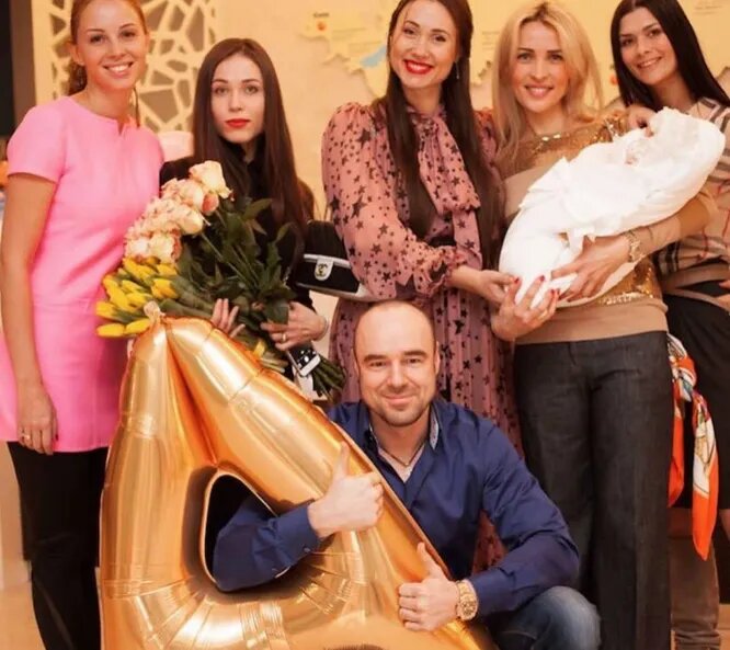    Полина Диброва с семьей Романа и Елены ТовстикСоцсети Романа Товстика