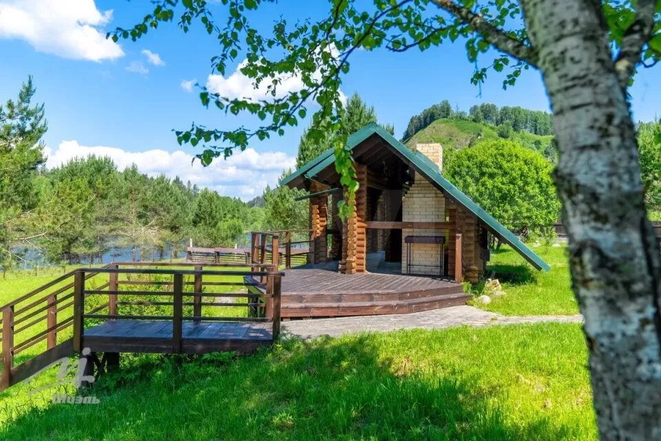    Дом с выходом к реке на Алтае. Источник: avito