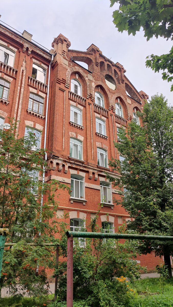 Казарма "Париж". Построена в честь победы Товарищества на Всемирной выставке в Париже в 1910 году.