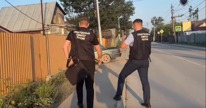 Сотрудники следствия вскоре постучат в ворота одного из подозреваемых / Скриншот кадра видео Следственного комитета России по Сахалинской области