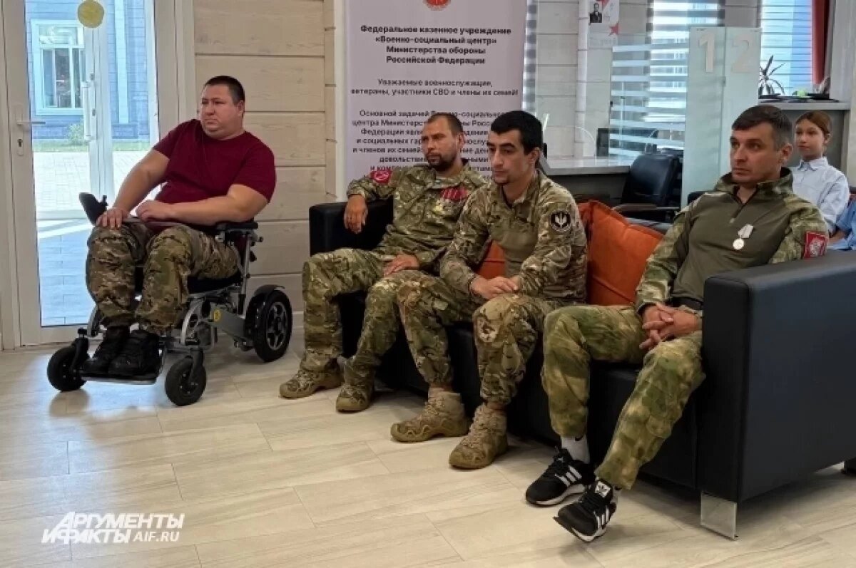    Первые комплекты вручили пяти участникам СВО, которые тут же примерили и показали одежду.