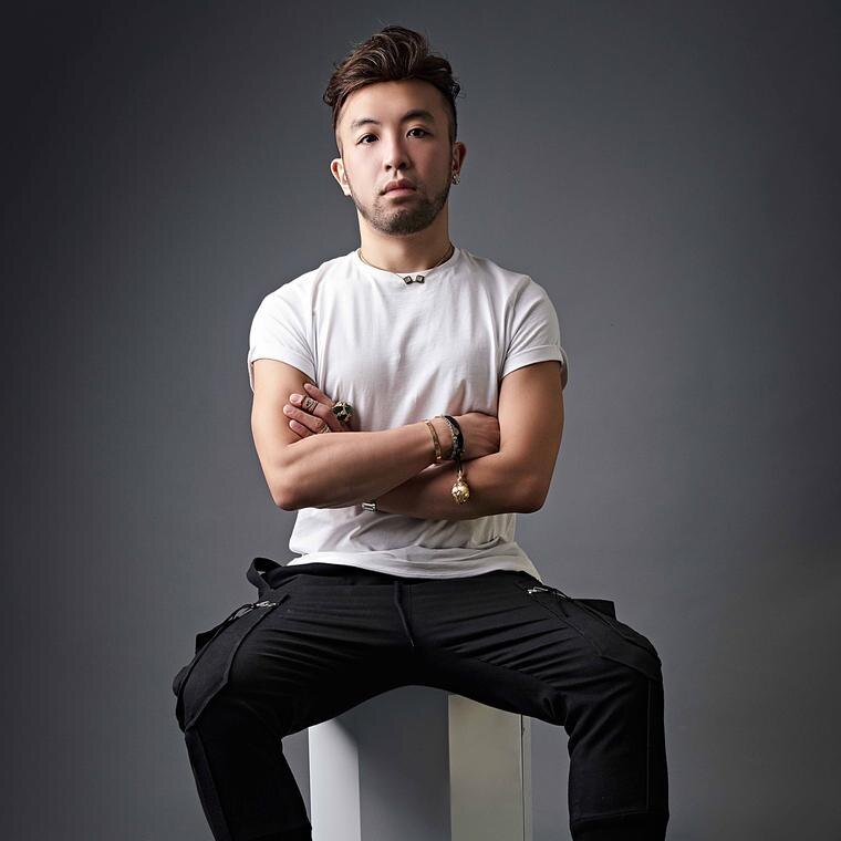 Дизайнер ювелирных изделий из Гонконга Ости Ли начал свою карьеру в швейцарской ювелирной компании Adler после окончания университета. В апреле 2017 года он основал собственный бренд, выпустив свою первую коллекцию под названием «Когда ювелирные изделия — это психоделическое искусство».