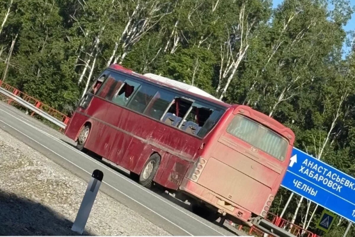    Два заполненных автобуса столкнулись на встречке ночью в Хабаровском крае