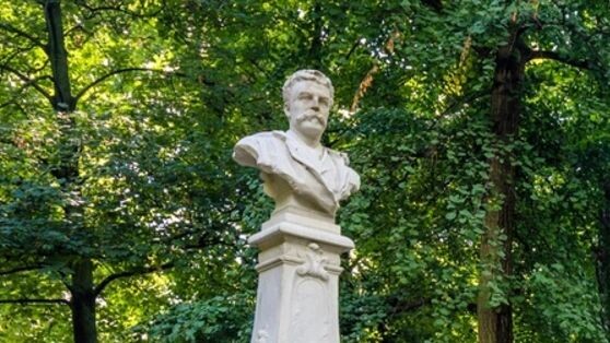    Бюст Ги де Мопассана в парке Монсо, Париж. Фото: lembi/Shutterstock/Fotodom