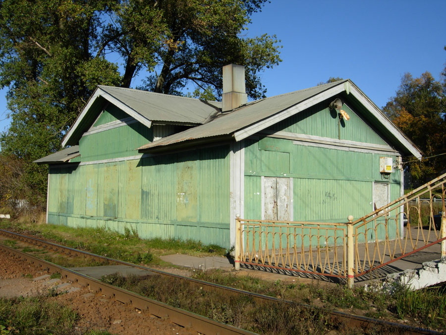 Платформа Горская. Вокзальное здание. Вид с железнодорожной линии. Фото.2015