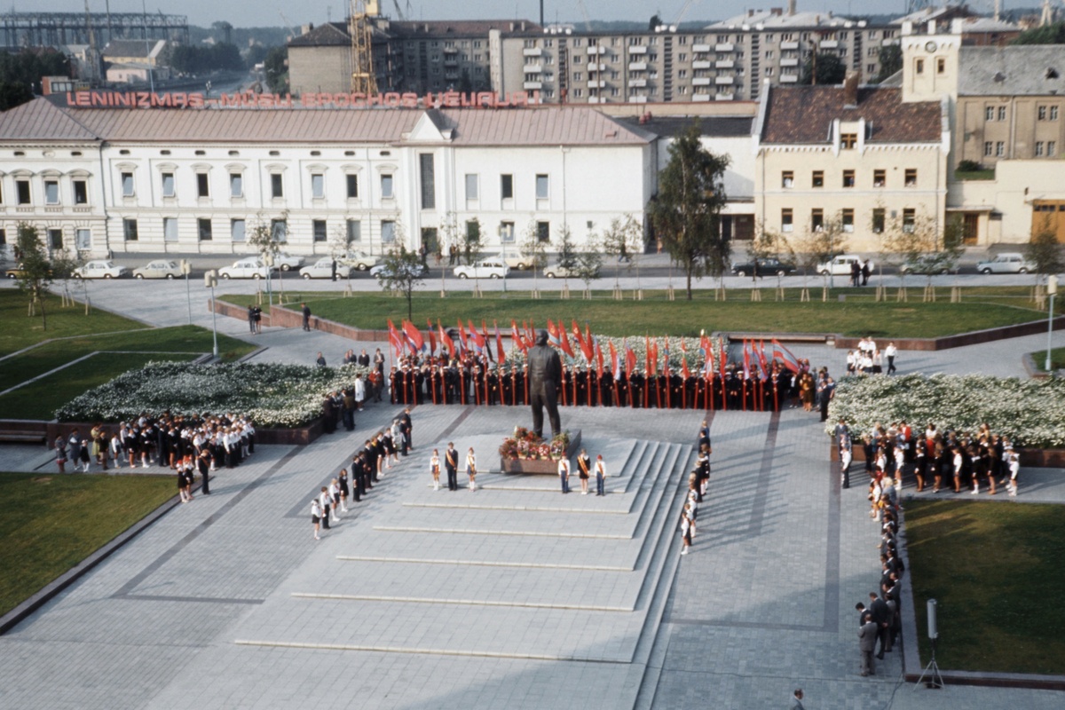   Клайпеда. Церемония приема школьников в пионеры на площади Ленина. 1977 год. /Бернардас Алекнавичюс / ТАСС