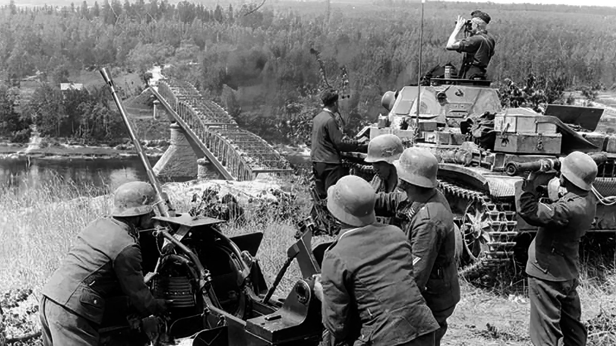 Немецкие войска охраняют сратегический мост. Источник Яндекс картинки