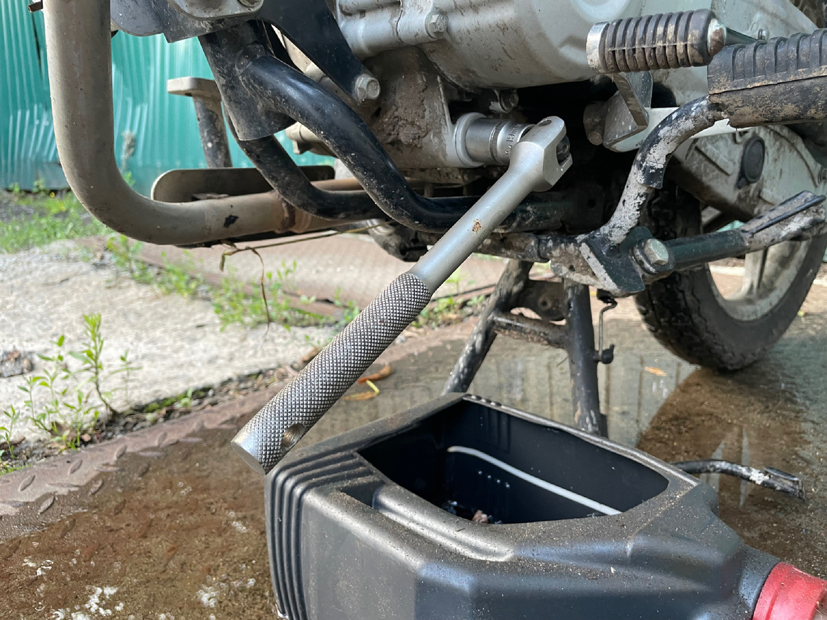 пробку достаточно сорвать, дальше можно крутить рукой