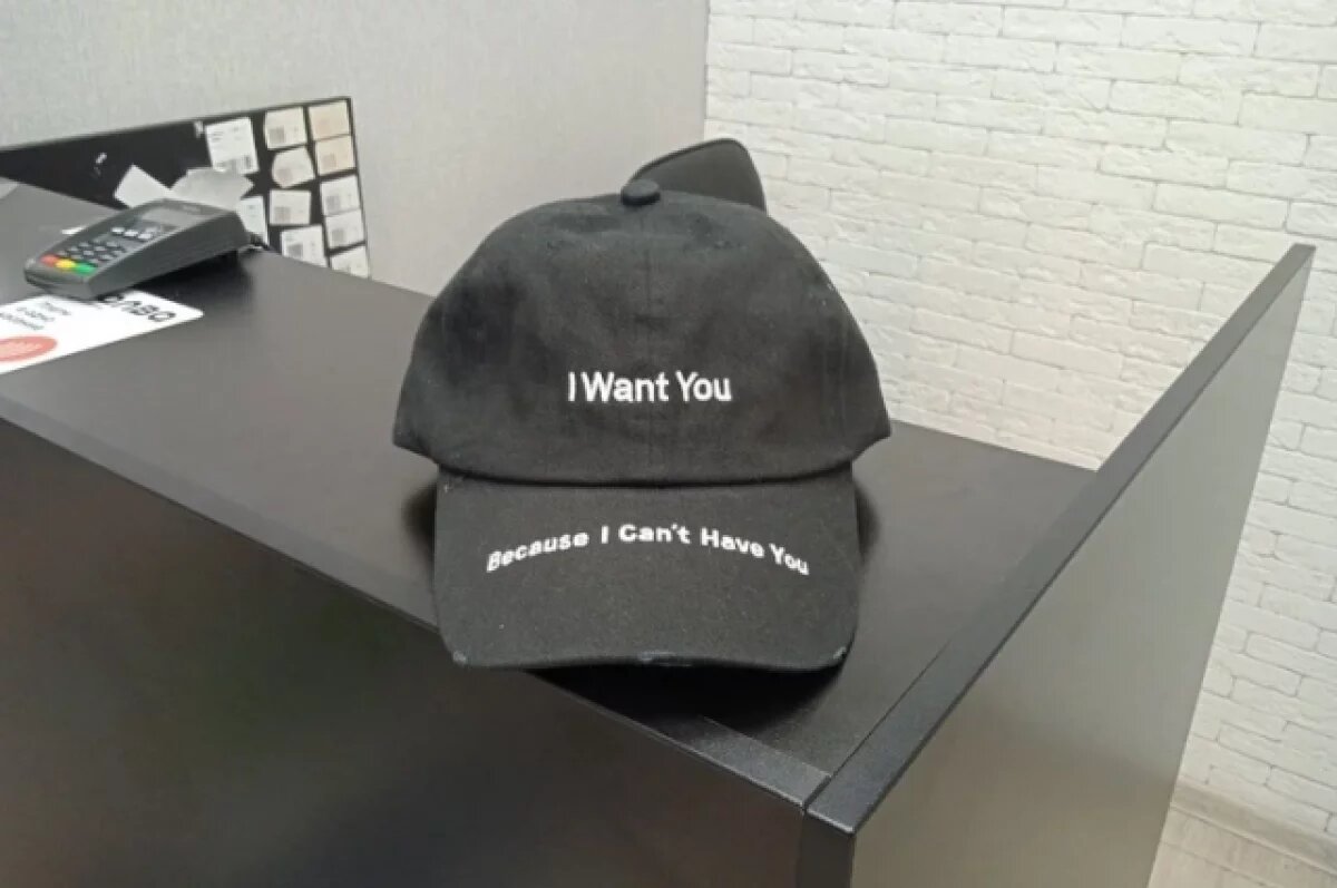    Полиция просит опознать омича, купившего кепку на деньги пенсионерки