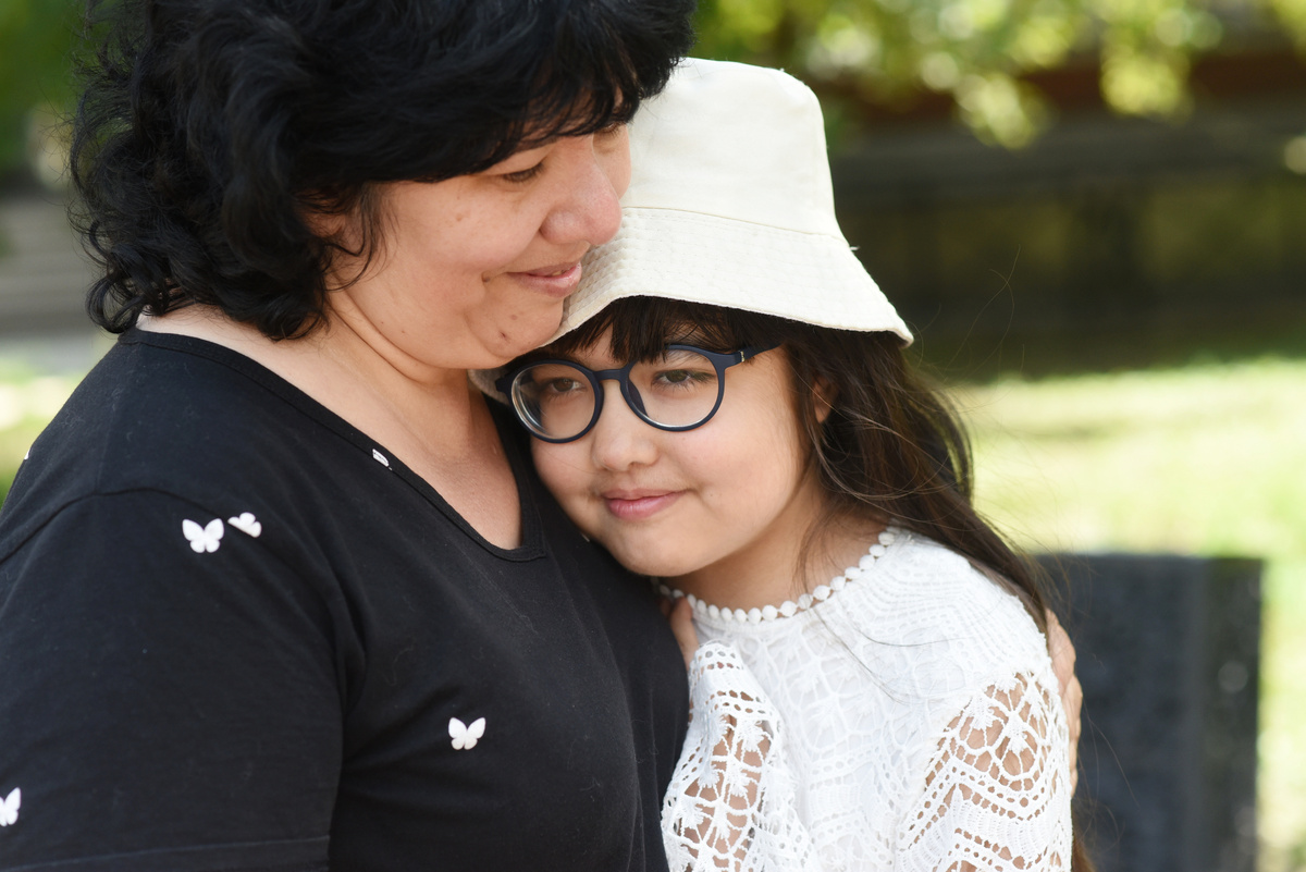 Эльвира Казакбаева про себя говорит: «Нет, я не сильная. Обыкновенная! Может быть, другая мама на моём месте была бы ещё круче. А я просто жила и верила в чудо…Теперь же знаю точно – настоящая сила в людях. Нас полстраны поддерживало".