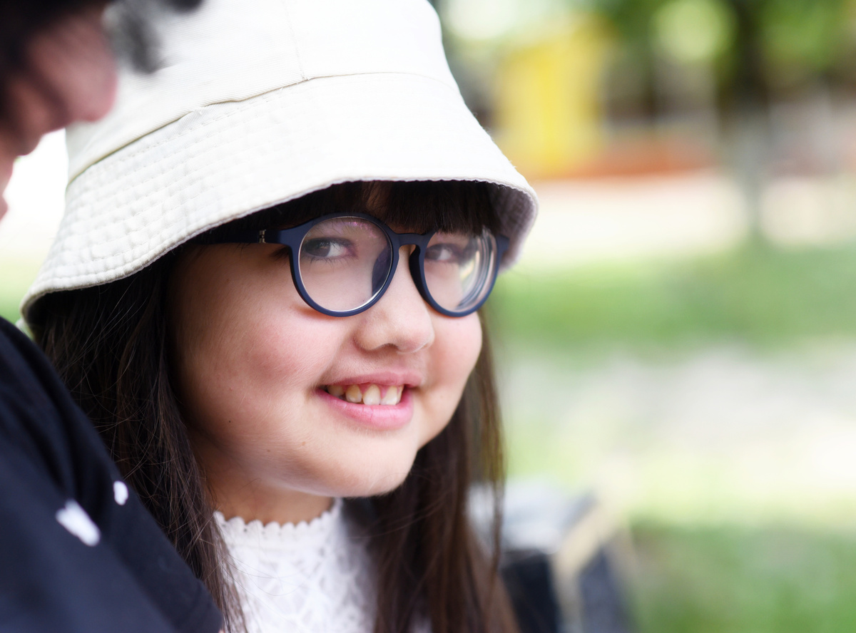 София шутит, что её мама теперь блогер, а блогер - горе для семьи. А потом с детской непосредственностью восклицает: "Помнишь, тебе комментарий написал человек, которого мы даже не знаем!".