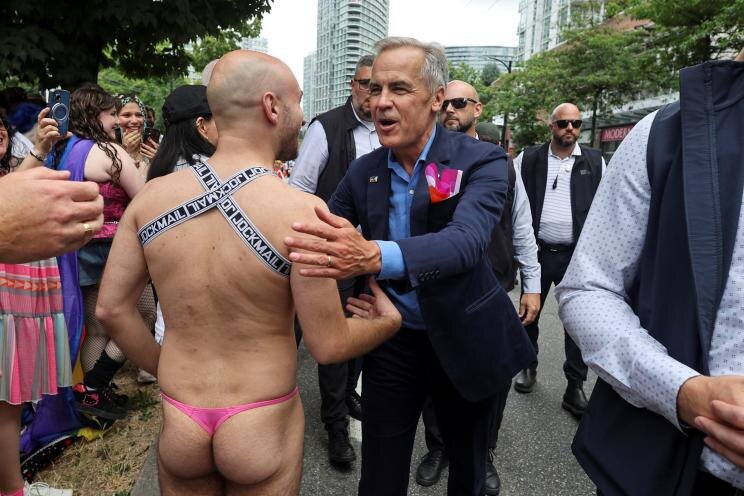 Он смешался с толпой, включая этого мужчину в розовых стрингах. Reuters.