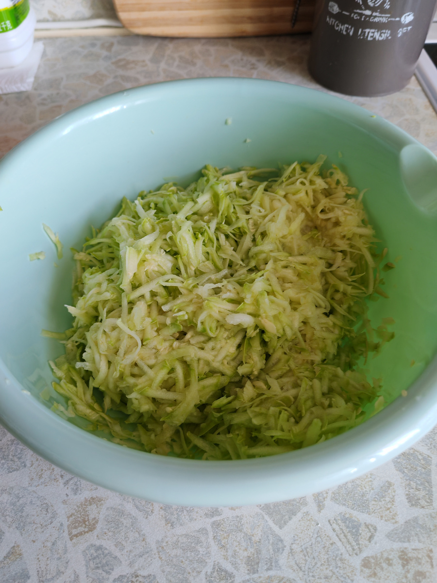 Натерли кабачок на терке