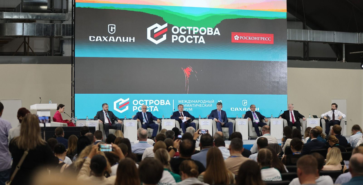 Во время пленарного заседания. Фото пресс-службы администрации области.