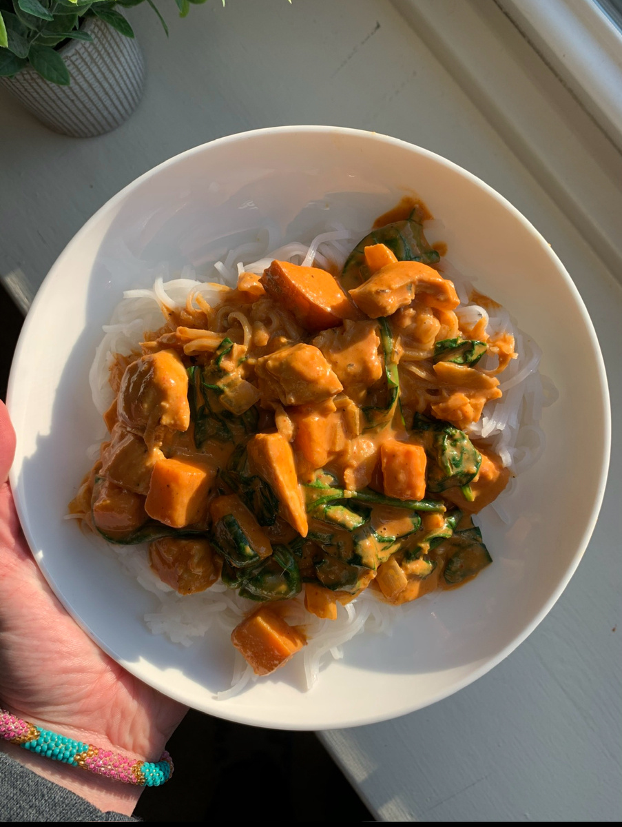 Снимаем у окна — свет мягкий, блюда — яркие и сочные.