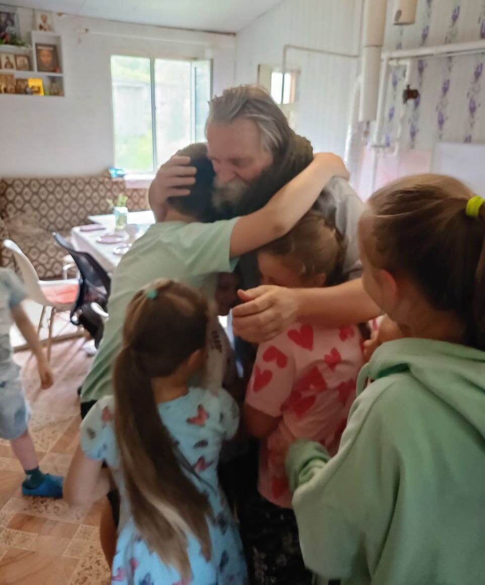 Внуки заобнимали дедушку после "многолетия"