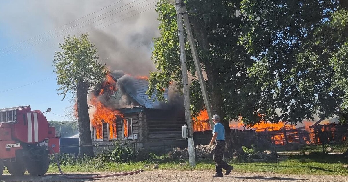    Пожар начался в сарае, и быстро перебросился на жилой дом. Фото: 117 пожарно-спасательная часть Кукморского района