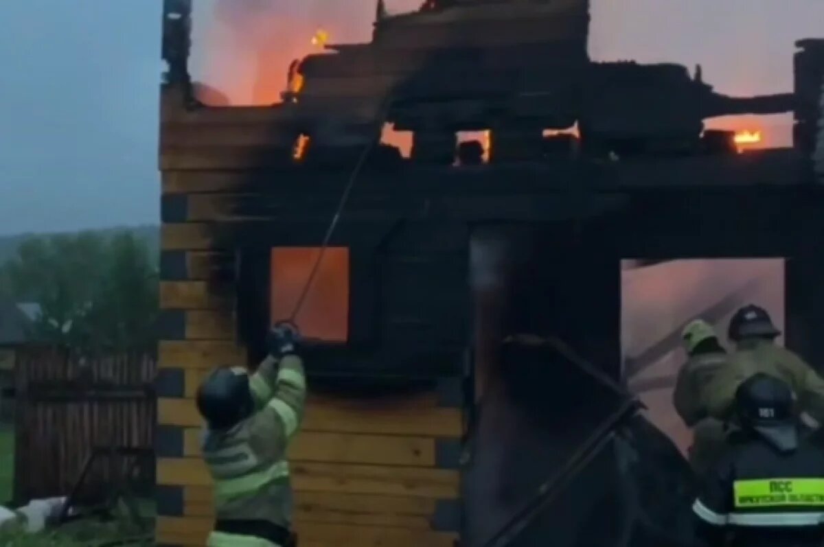    Три дома сгорели из-за молнии в Иркутском районе