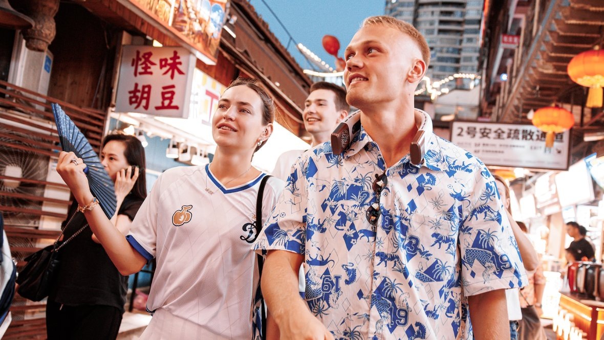    Константин Тюкавин с женой Аленой в Китае.ФК «Динамо»