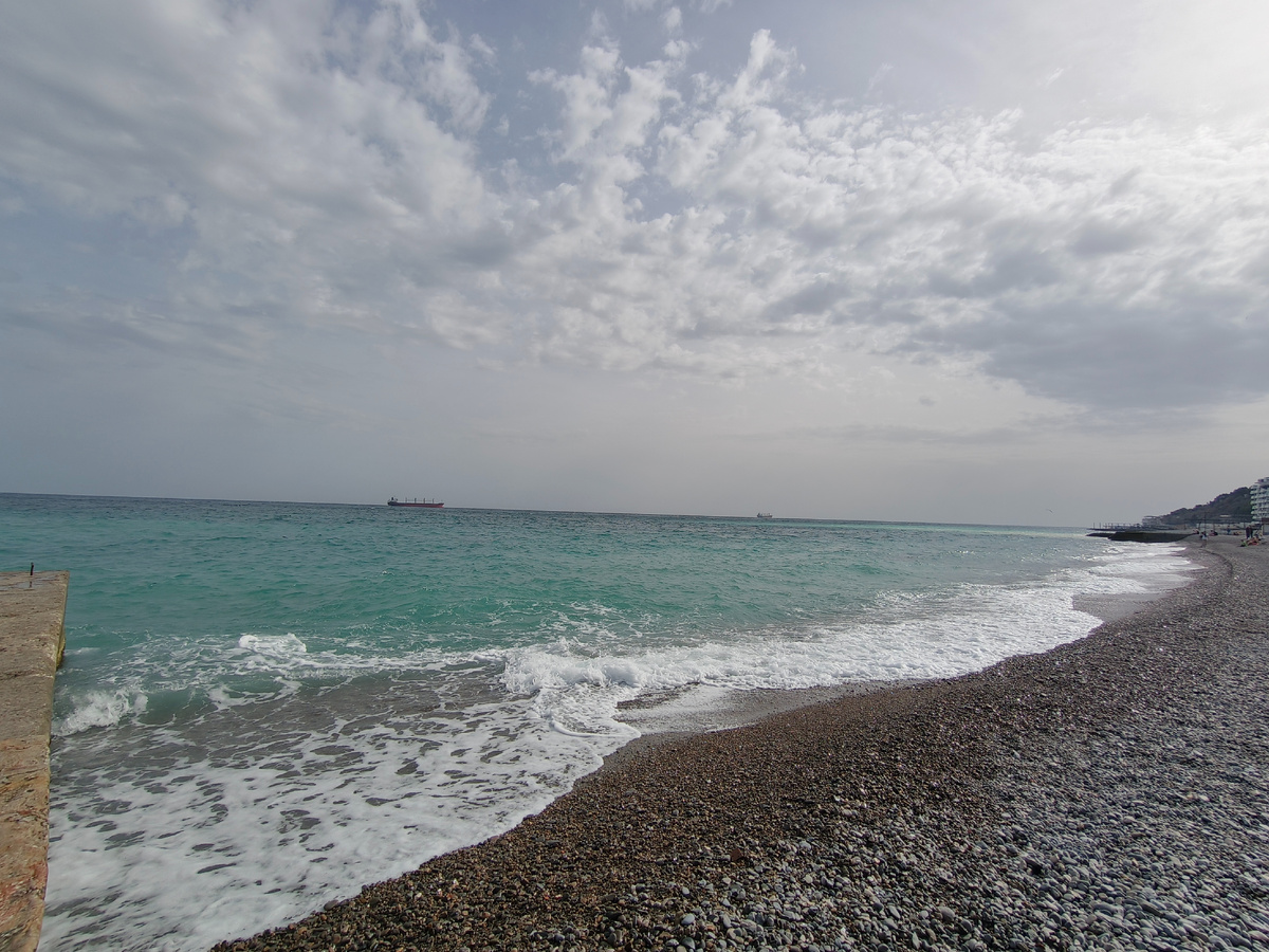 Приморский пляж в июне, на него иногда хожу