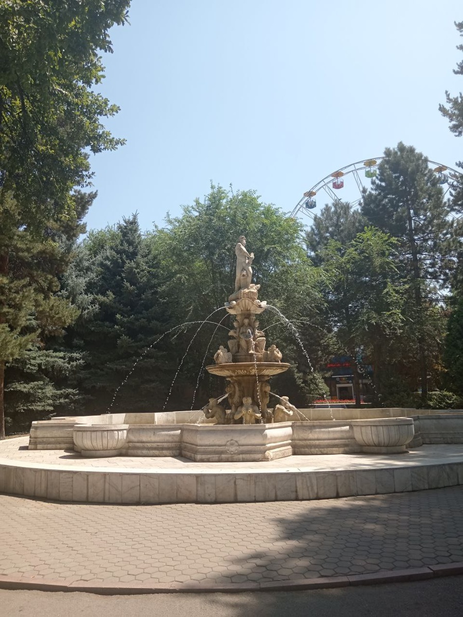 Фонтан в Центральном парке им. Горького