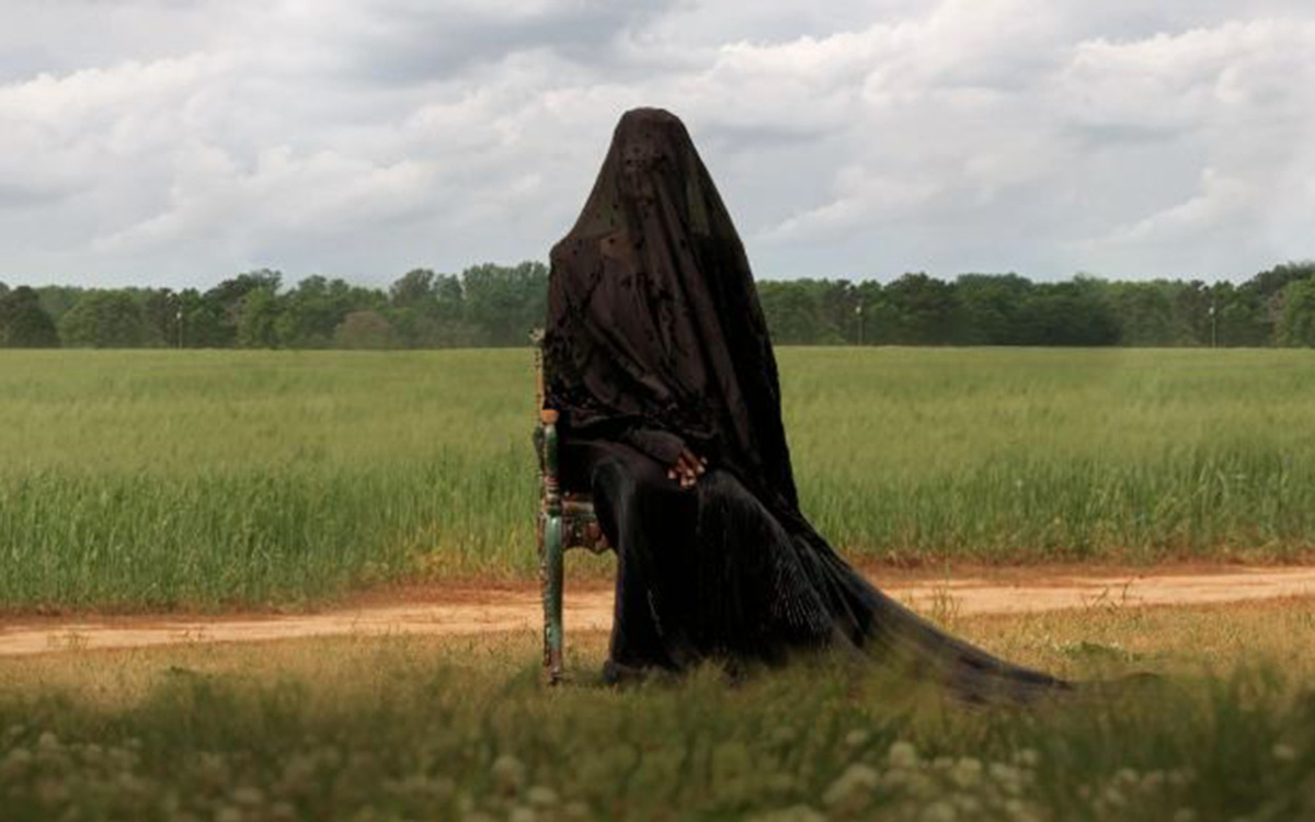 Постер фильма "Женщина во дворе"