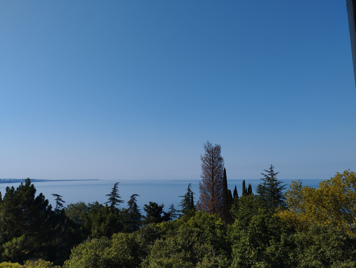 Вид с моста на море.