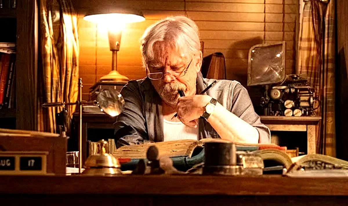 Это здесь он добрый дедушка. А в предыдущем творении Флэнагана, мини-сериале "Падение дома Ашеров" (по мотивам Эдгара По) Марк Хэмилл играл весьма злодейскую роль. 