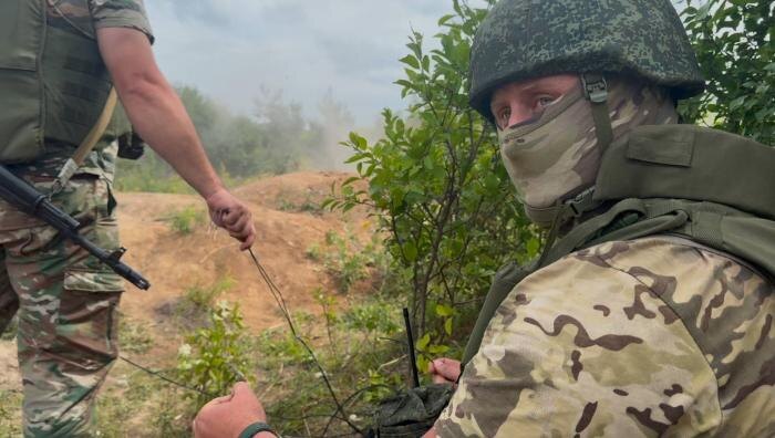 штурмовики 34-й отдельной гвардейской мотострелковой бригады во время выполнения боевой задачи. Сумская область Украины, источник Телеграм-канал Станислав Назаров | КАНАЛ |