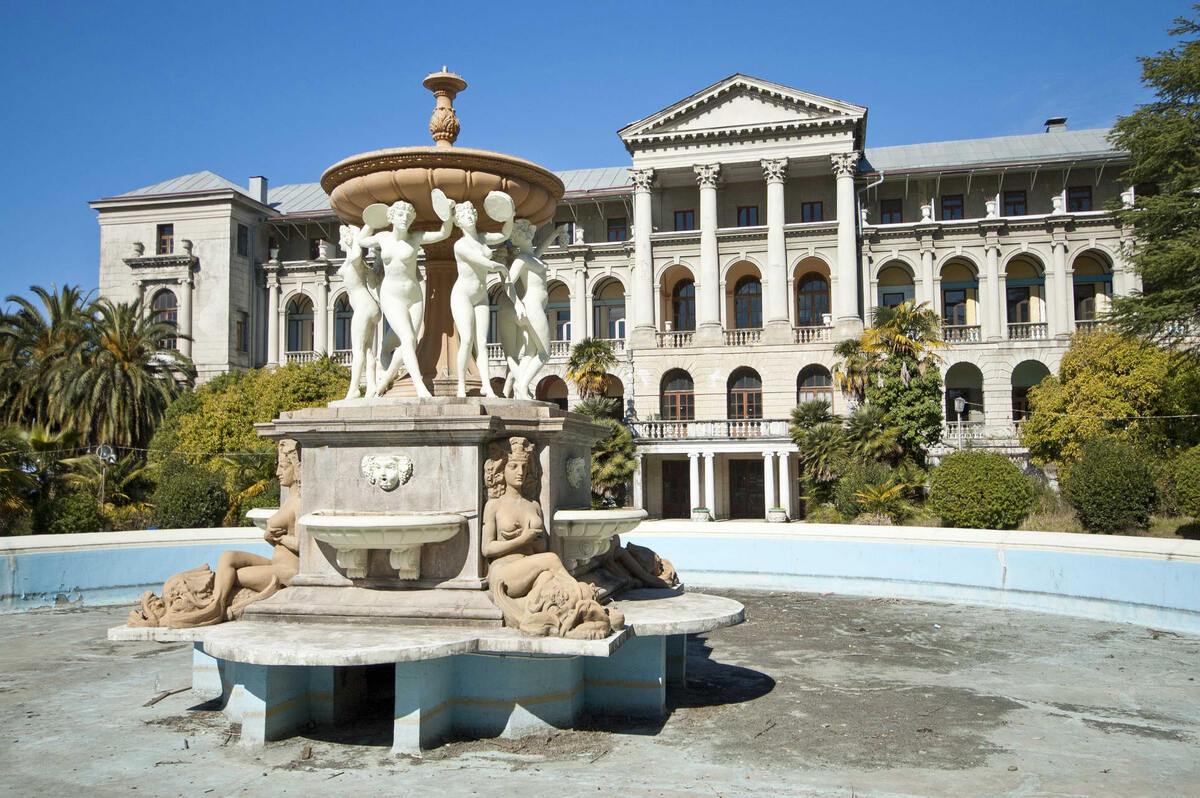 © Ганощенко Роман (Ganoshenko Roman) /  Wikimedia Commons / CC BY-SA 3.0 (Здание санатория «Орджоникидзе», 2013 г.)