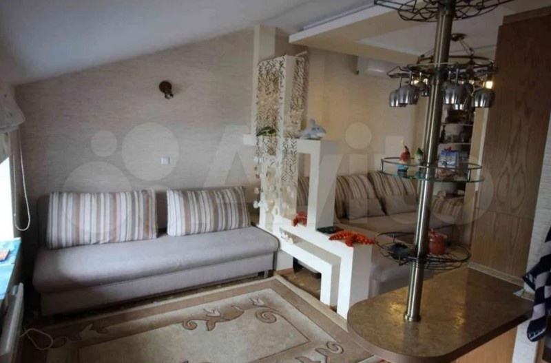 Диван, с которого обещают шикарный вид на горы
Фото: avito.ru
