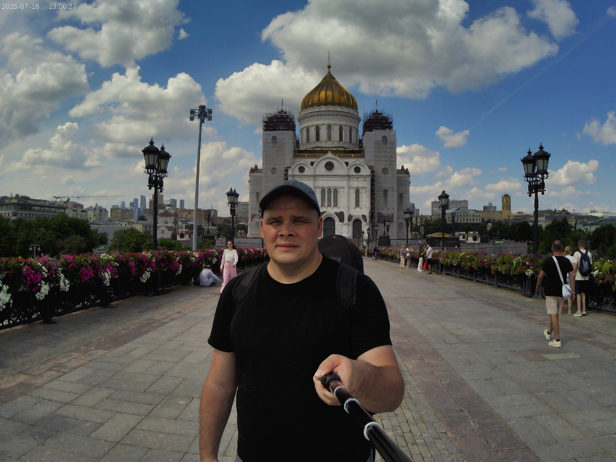 Патриарший мост. Хотел бы я прокатиться на дорогой старинной карете по нему, но, как говорится, "духовно не дорос".