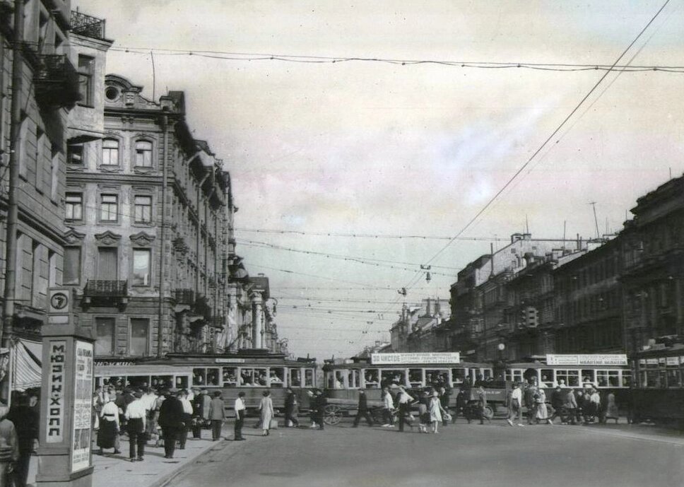    Перекресток проспектов 25-го Октября и Володарского, 1932 год. Светофор уже виден. Фото: pastvu.com/ LIFE photo archive
