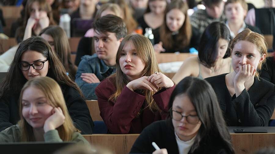 Преподаватель школы дала советы первокурсникам по поведению в вузе