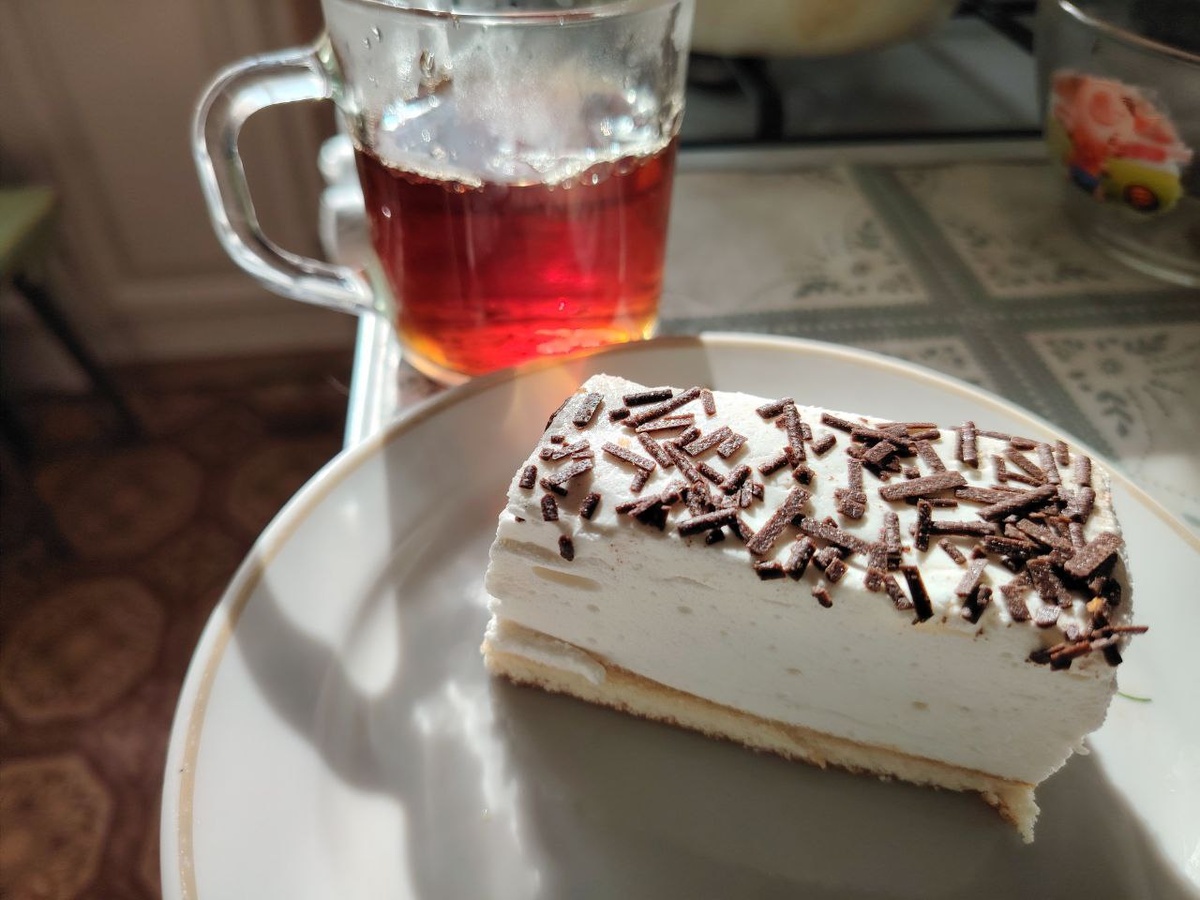 чай с пироженкой. Ням.)