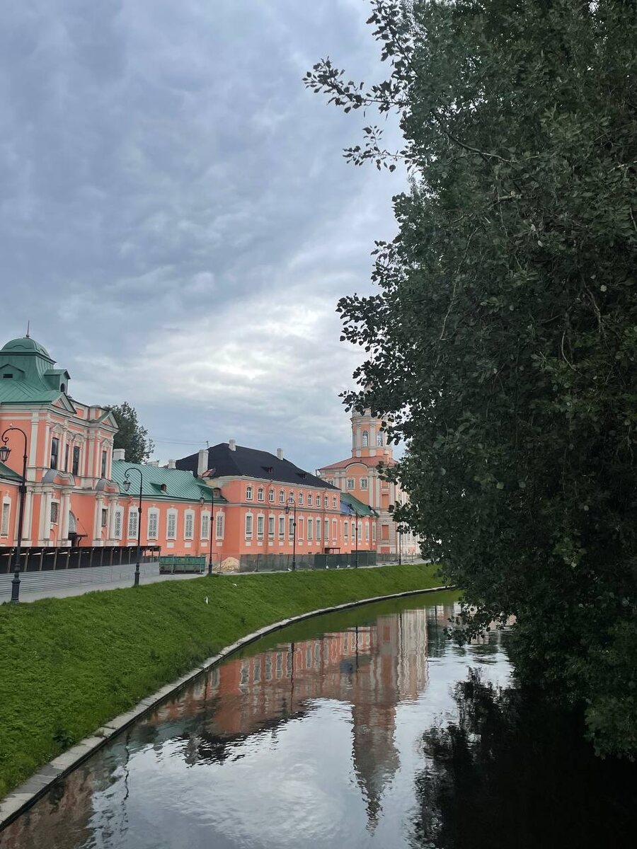 территория Александро-Невской лавры