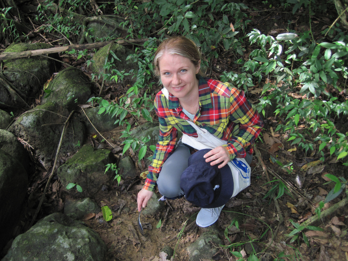 Кандидат биологических наук, старший научный сотрудник Елена Кезля проводит отбор проб в национальном парке Cát Tiên. Источник: Елена Кезля