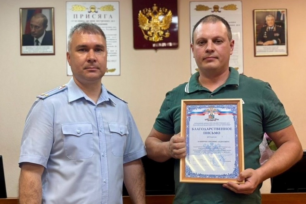    Череповчанин Евгений Баширов вез пассажирку и услышал ее разговор по телефону. Ему показалось, будто женщина слушает чьи-то указания