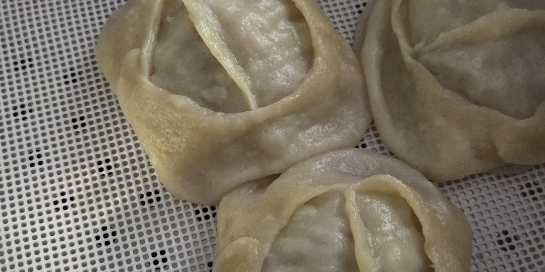 Сочные домашние манты с мясом и луком.
