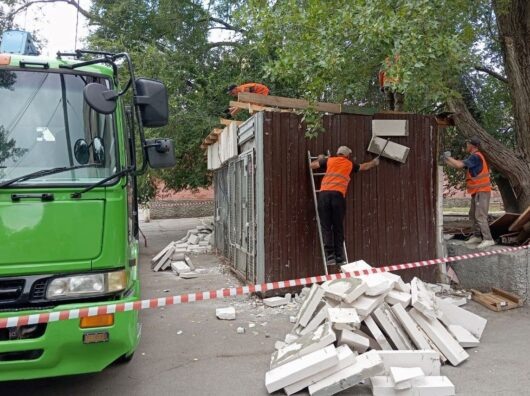    В Ростове снесли незаконный киоск на 20-летия Октября // фото: donland.ru