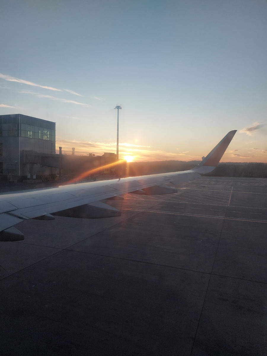 Тот момент, когда я уже оказался на борту самолёта, а впереди меня поджидала Москва