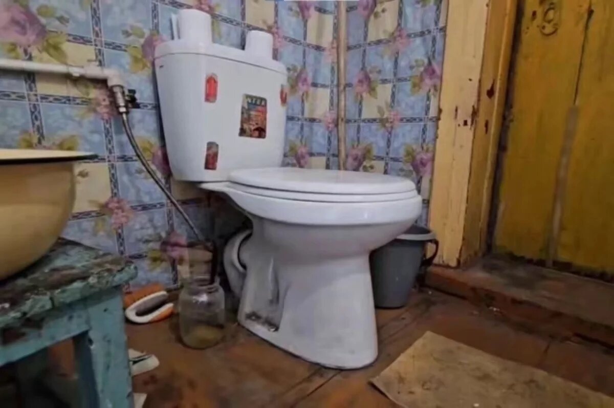    Туалет пенсионерка самостоятельно демонтировала.