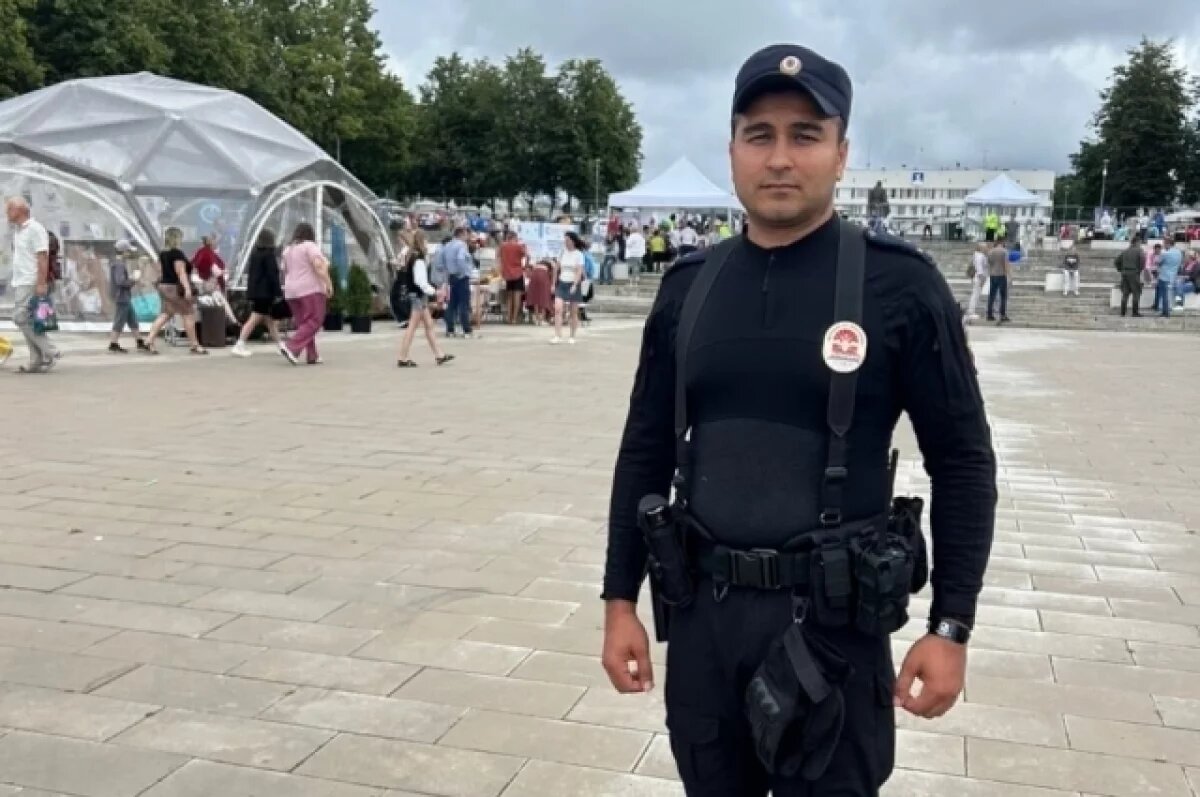    Полицейский спас мужчину, подавившегося на празднике в Ленобласти