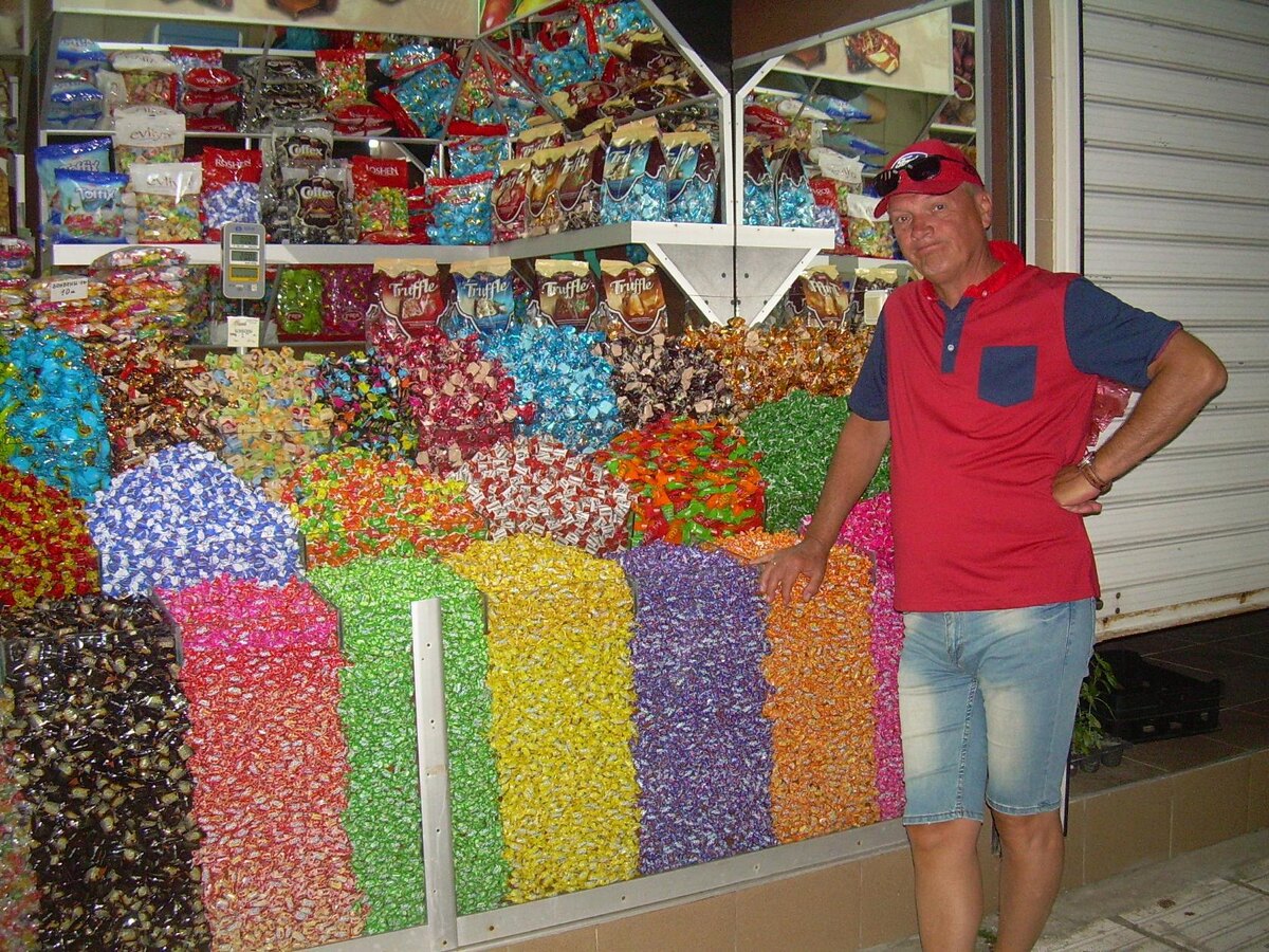 Лавка сладостей. Муж-сладкоежка)).