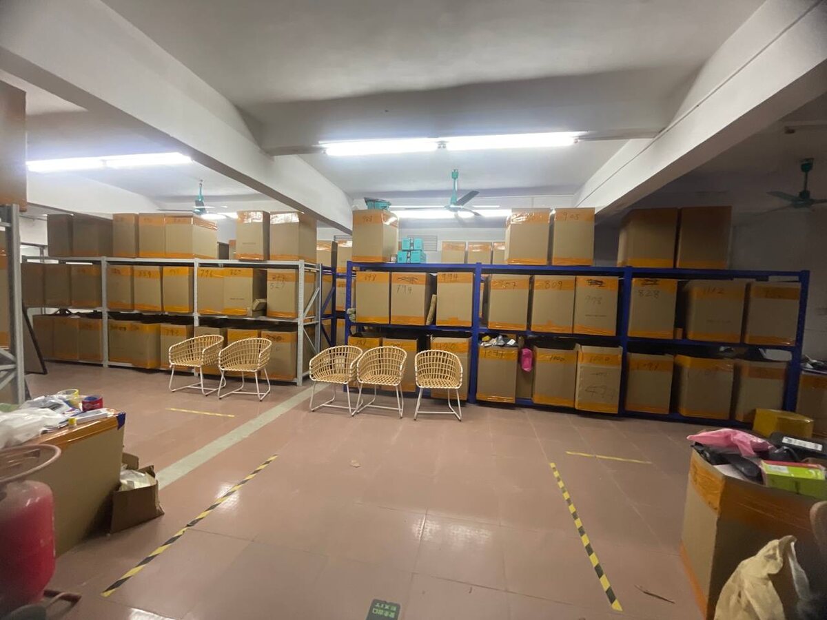 Вот так выглядят склад хорошего карго в Китае: чисто, аккуратно, систематизировано