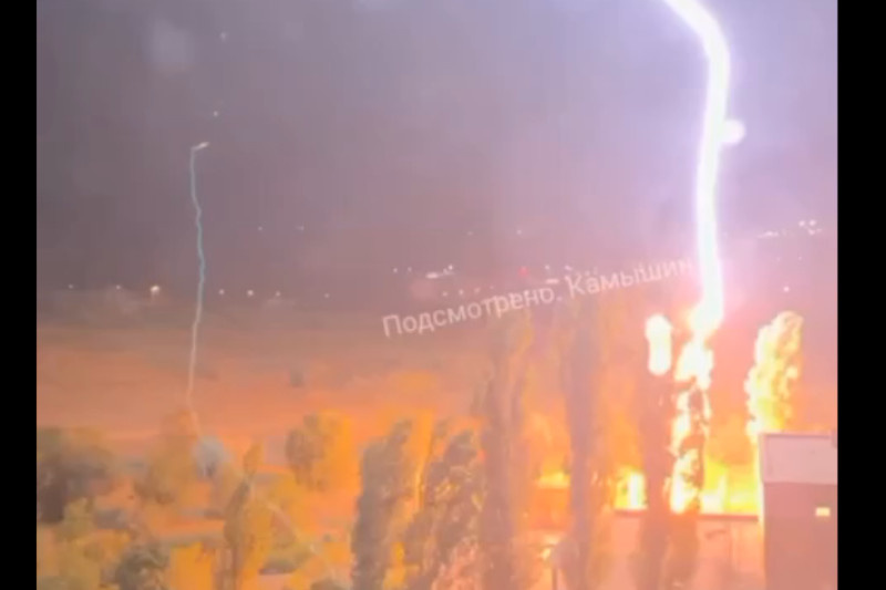    Скриншот последствий удара молнии (видео: паблик «Подсмотрено. Камышин»)