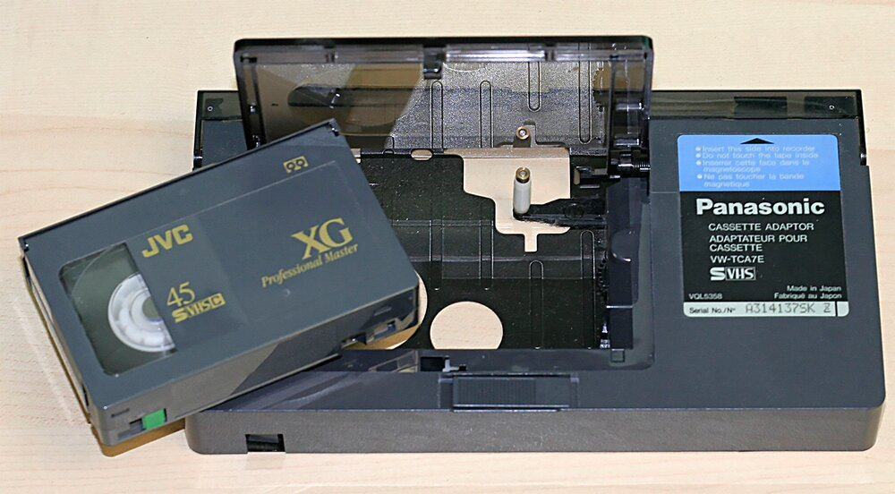 Кассета VHS-C и адаптер для нее
