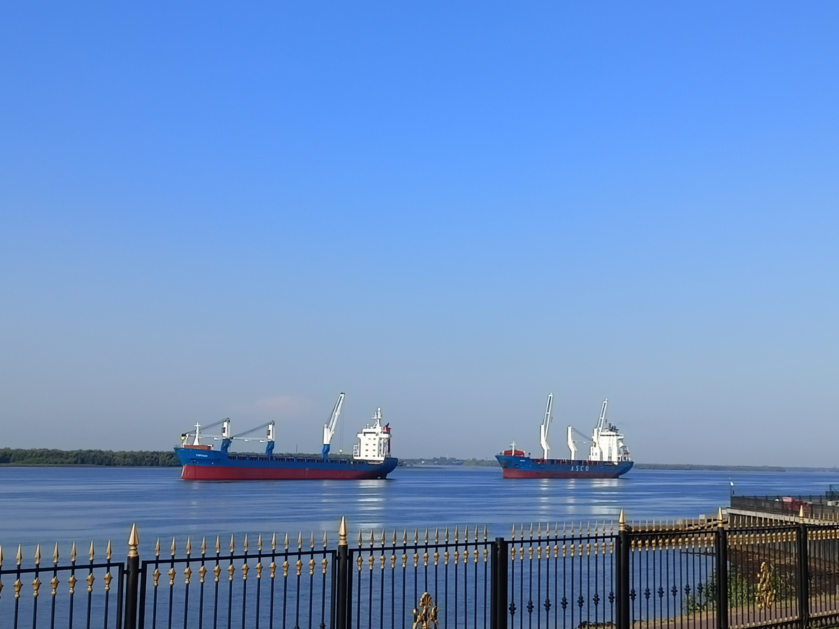 Фото автора. Большие морские корабли на Северной Двине